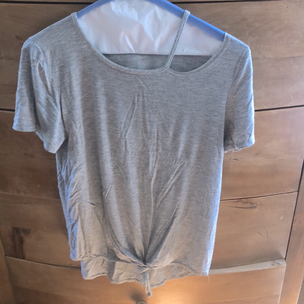 Pinc girls heather gray shoulder cutout knotted t